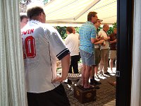 maj juni 2008 087  Ølkassen var også kommet frem - er det mon for at komme på højde med de andre deltagere, eller er det for at holde tale