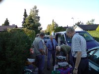 DSC00270  Der pakkes biler til turen fredag aften