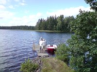 DSC00275  Vejret er atter blevet fint. Her et kig ud over søen ved huset