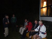 DSC00614  Afslapning efter gallamiddagen - James fandt cigarene frem