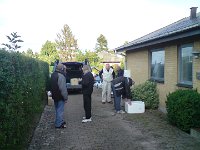 DSC00301  Endelig hjemme igen - bilen aflæsses