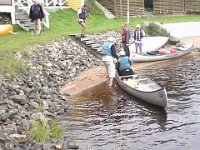 DSC00619  Der gøres klar til dagens kanotur - ingen faldt i vandet