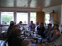 BILD0091  De mange deltagere rundt om bordet
