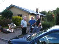 090813-168  Og der er dog også tid til lidt snak
