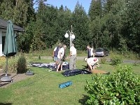 090814-1169  Teltpladsen etableres - det var ikke helt let med Kims telt