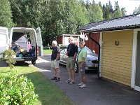 090814-1170  Man kan jo altid kigge på de andre, der slås med teltene
