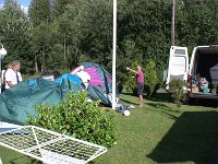 090814-1174  Så skal de andre telte rejses