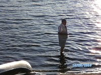 090814-174  Og Bent skulle lige afprøve bunden og vandets temperatur