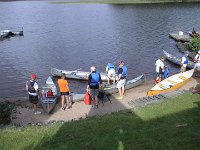 090815-1191  Kanoerne pakkes til dagens tur