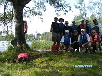 090816-213  Dette skulle have været et portræt af hele holdet. Leif satte udløseren på fotoapparatet i gang, men han glemte at stille det således, at han også selv kom med. Man kan lige ane ham i kanten til højre.