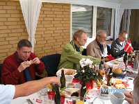 090919-0238  Morgenbordets glæder nydes