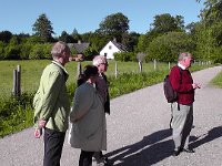 S1300002  Kurt Steiner Nielsen, vores guide i den røde trøje, fortæller om ture