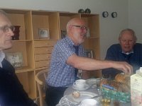 2014-05-19-741  Morgenmaden er serveret og snakken går