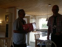 2014-06-16-970  En taleog en gave blev det også til - her overrakt af HR-chefen