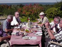 S2610009  Hygge i solen. Jesper havde frembragt en rigtig god frokost.