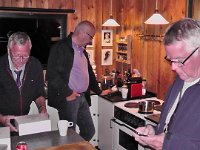 S2610040  Desserten forberedes, og så skal mobilen da også lige checkes