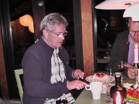 S2610042  Et lille stykke kage til Niels
