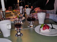 S2610043  Desserten bestod af en jordbærtærte og en sjat rom