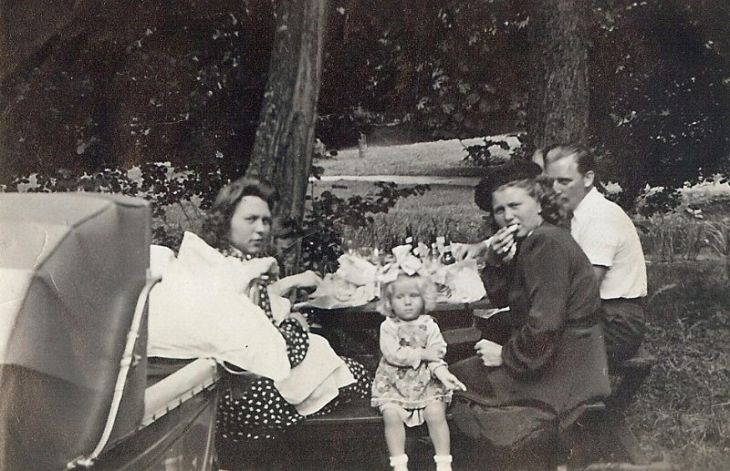 Anni-0004-b.jpg - Min mor, kusine Annette, moster Esther og onkel Finn. Tror at jeg ligger i barnevognen.