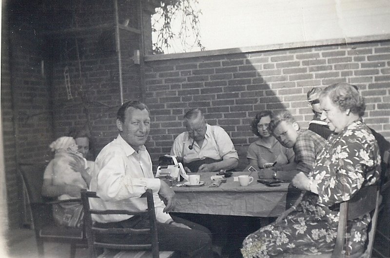Anni-0007-a.jpg - Fra venstre ses Sonja, Keld, morfar. Yderst til højre ses min mormor