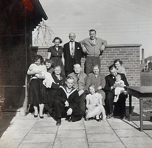 Anni-0007-b.jpg - Bagerste række fra venstre: Tante Sonja, ? og morbror Keld. Midterste række fra venstre: ?, ?, ?, morfar, mormor og ?. Forreste række: ? og ?