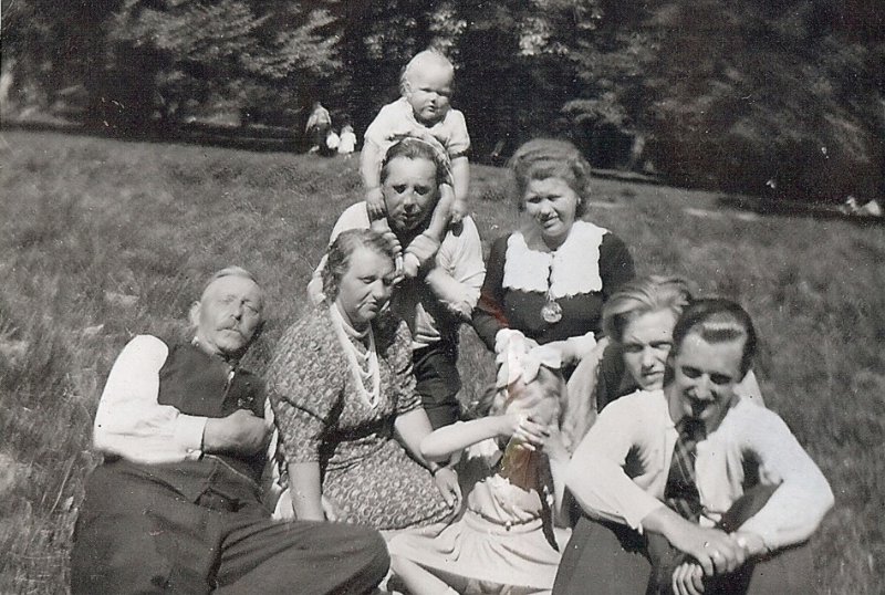 Anni-0008-a.jpg - Bagerst ses Aksel og  moster Esther. Fra venstre forrest ses morfar, mormor.Yderst til højre ses onkel Finn