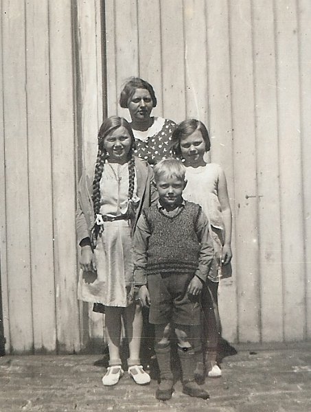 Anni-0008-b.jpg - Bagerst ses mormor, forest ses moster Esther, onkel Kurt og min mor, Inger