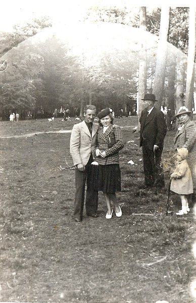 Anni-0010-a.jpg - Onkel Finn, moster Esther, morfar, mormor og Annette