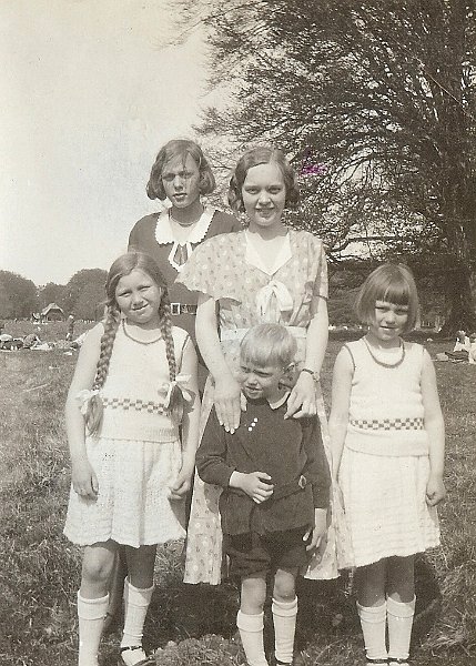 Anni-0010-b.jpg - Bagerst ses Rita og Gudrun. Forrest ses fra venstre Esther, Kurt og min mor (inger)