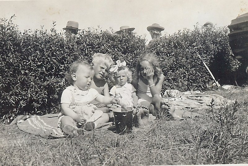 Anni-0012-a.jpg - I midten med sløjfe: Kusine Annette. Til højre for hende: Moster Anni