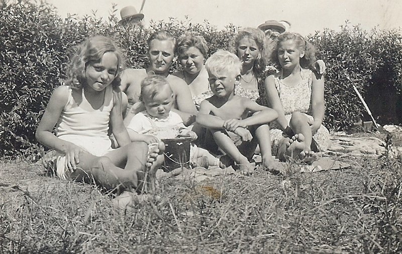 Anni-0012-b.jpg - Bagerst onkel Finn, moster Esther og ?. Forest til venstre moster Anni og Annette
