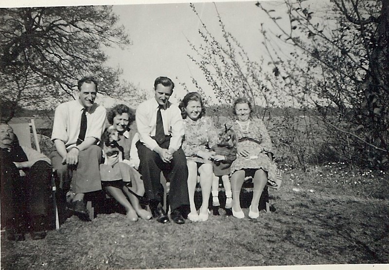 Anni-0012-c.jpg - Fra venstre ses morfar, ?, ?, onkel Finn, moster Esther og mormor