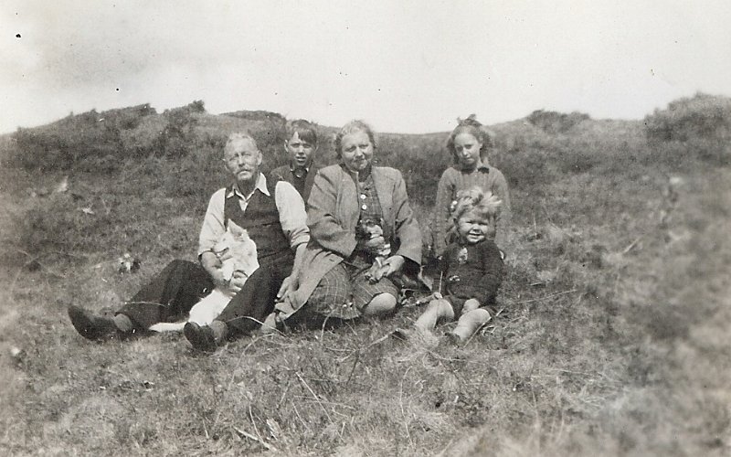 Anni-0014-b.jpg - Morfar, ?, mormor, Anni og ?