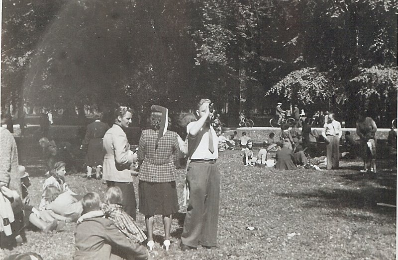 Anni-0020-b.jpg - Skovtur med moster Esther og onkel Finn i midten