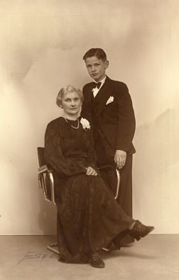 78606_8216_24194945_1162593193mdd0a10602d8297e1b3fa167a8d13d580d.jpg - Min farmor og far ved hans konfirmation