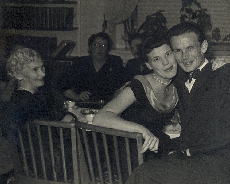 DK010033_148.jpg - Far sammen med Musse (som hed Birgit) og er en af onkel Valdemars døtre - til venstre ses Farmor