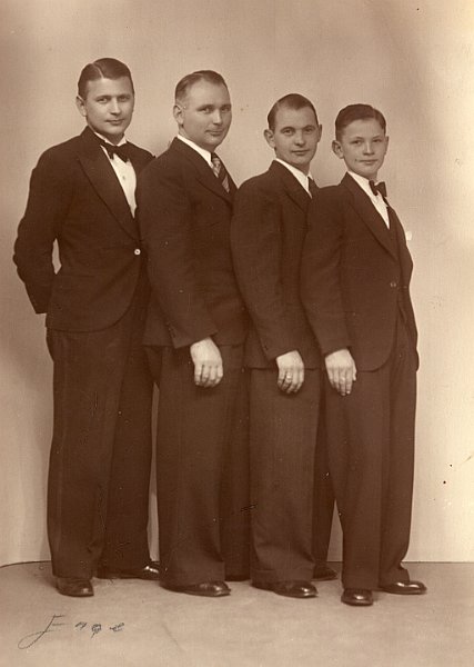 DK010033_166.jpg - Mine onkler: Valdemar (som var direktør for Golf Radiator Fabrik), Jens, Marinus (som var apoteker i Vinderup) og min far (Jørgen)