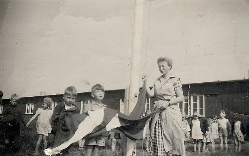 Album10-0012a.jpg - På koloni. Jeg står midt i med flaget i hånden (kigger op i himlen)