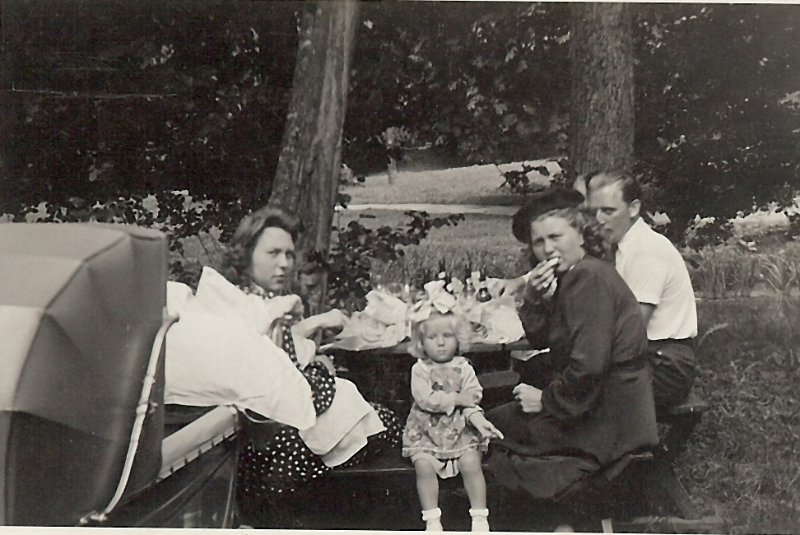 Album10-0012b.jpg - På skovtur. Fra venstre ses min mor, min kusine Anette, moster Esther og Onkel Finn. Jeg ligger i barnevognen.