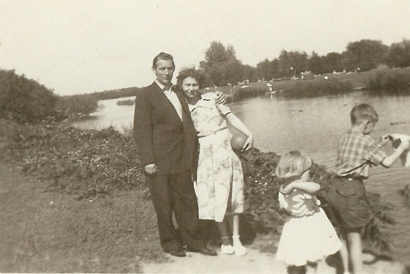 Album10-0012c.jpg - Min mor i midten af billedet. De to børn er vistnok min søster Benthe og mig. Manden er en af min mors beundrer.