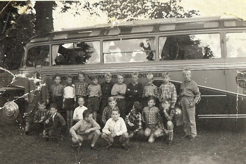 Album10-0013a.jpg - Klassebillede fra en tur med Mathæusgade skolen. Jeg sidder helt ude til højre i 1. række med hånden under hovedet. Klasselæreren er Kolding, som hjalp med at få mig optaget på Det Kgl. Opfostringshus.