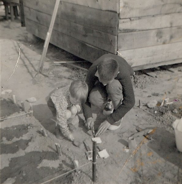 Album10-0014a.jpg - Der sås grøntsager. Gennem en eller anden klub fik vi tildelt et lille stk. jord, hvor vi kunne så vores egne grøntsager
