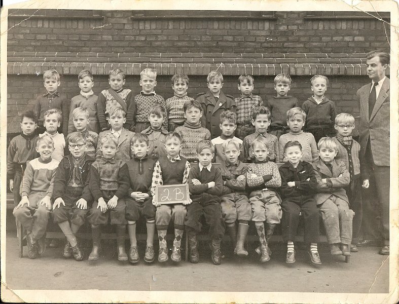 scan0002.jpg - Klassebillede fra Mathæusgades skole, hvor jeg gik før jeg kom på DKO i Hellebæk. Jeg står i 2. række - nr. 5 fra venstre.
