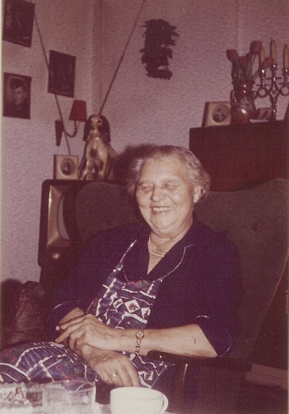 Album10-0011b.jpg - Min mormor - helt som jeg husker hende med cerutten i hånden og kaffekoppen på bordet