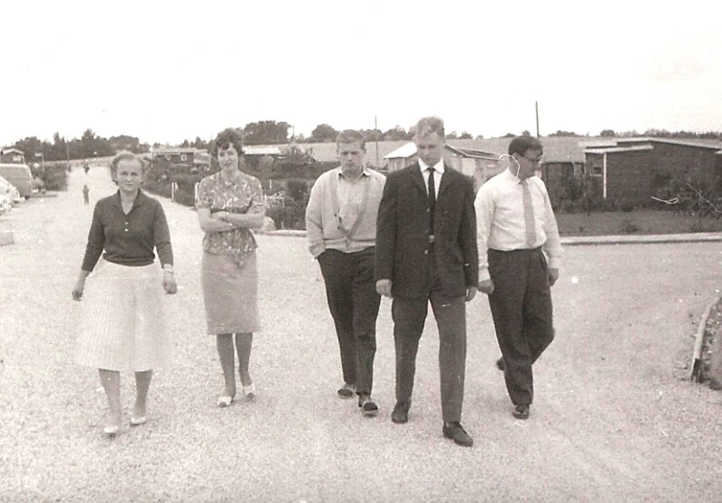 Album11-0001h.jpg - Familien Pless. Fra venstre ses Pouls mor, Anni, Poul, Pouls bror og far. Anni blev gift med Poul