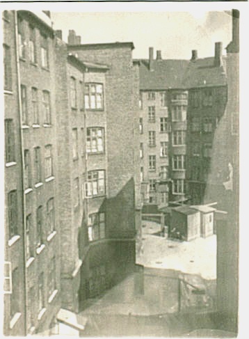 baggaard1.jpg - Baggårdene set fra min mormors lejlighed, som lå i Oehlenschlægersgade (mener at det var nr. 83) på Vesterbro