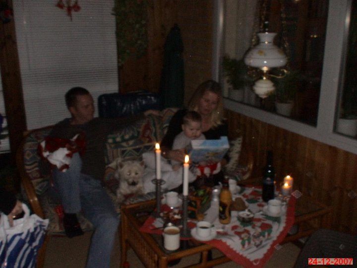 071224-501-Juleaften.JPG - Uddeling af gaver. Der var mange til Oscar.