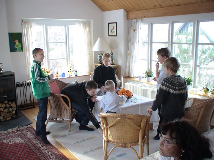 100124-1280.JPG - Børnene er samlet om slikskålen