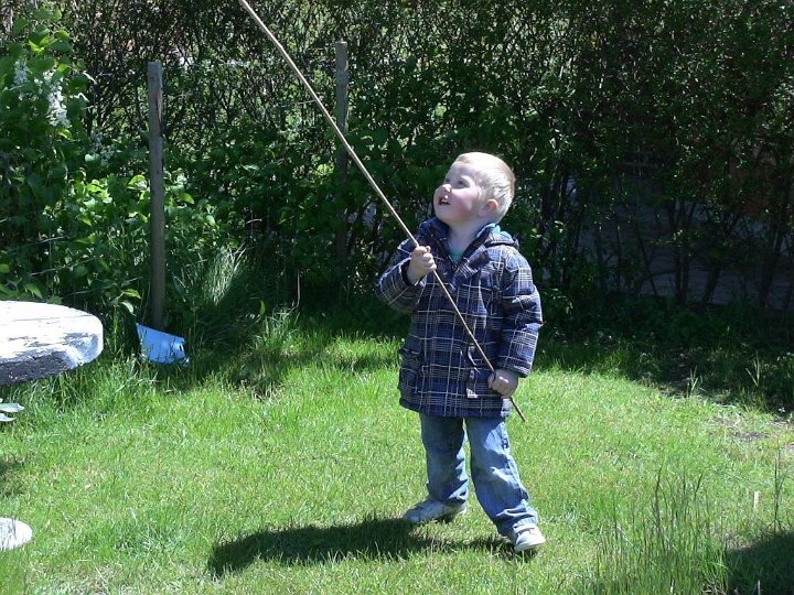 100529-1394.JPG - Oscar med fiskestang