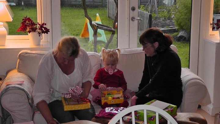 201111-Ida-3.JPG - Charlotte og Jytte (Martins mor) hygger med Ida og hendes gaver